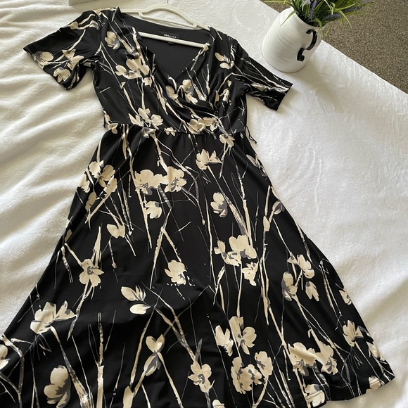 RN Studio Black Floral Dress - Picture 5 of 5
